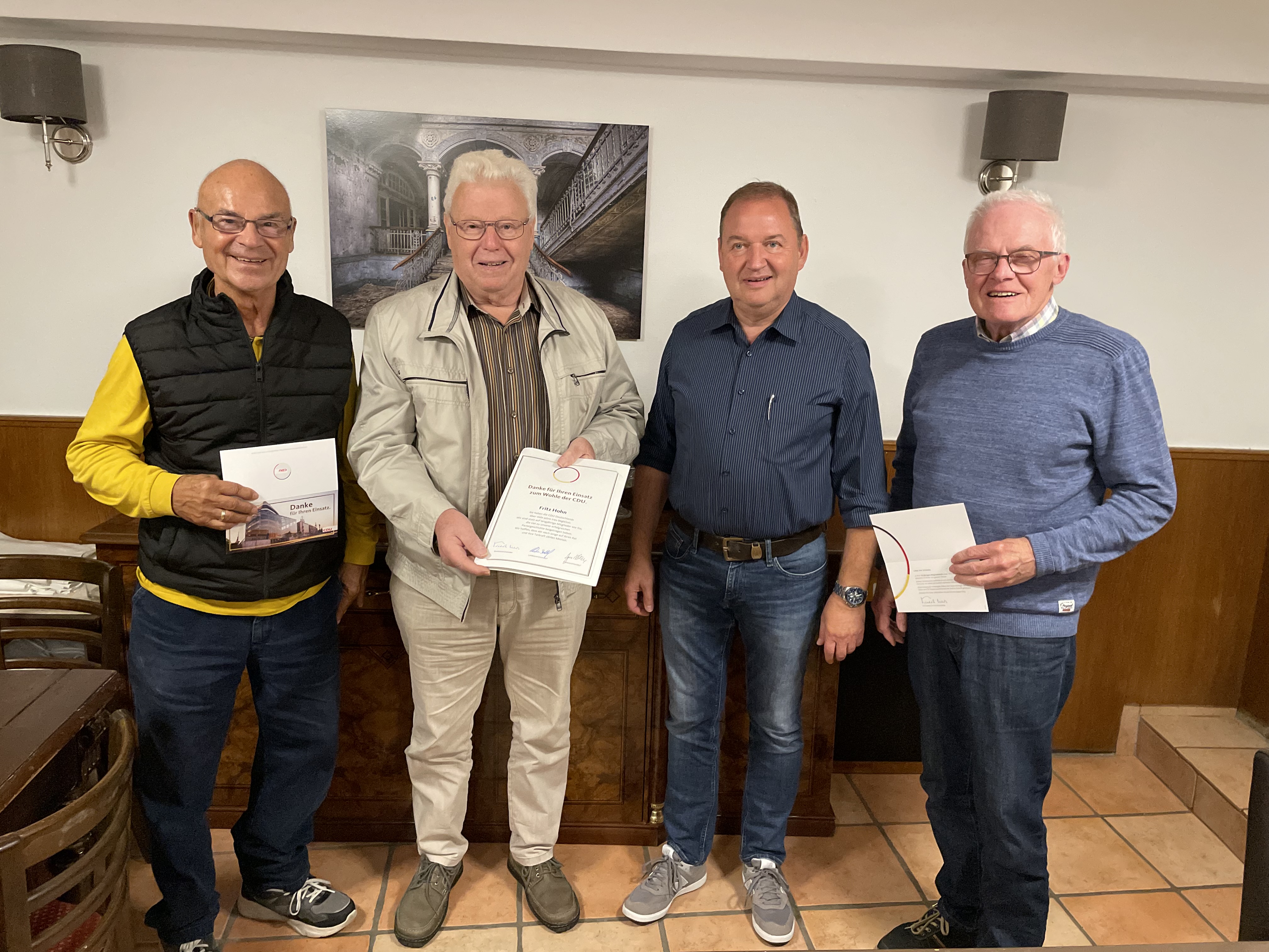 Die Geehrten Rolf Schätzle, Fritz Hohn und Erich Schneider mit OV-Vorsitzendem Volker Berg